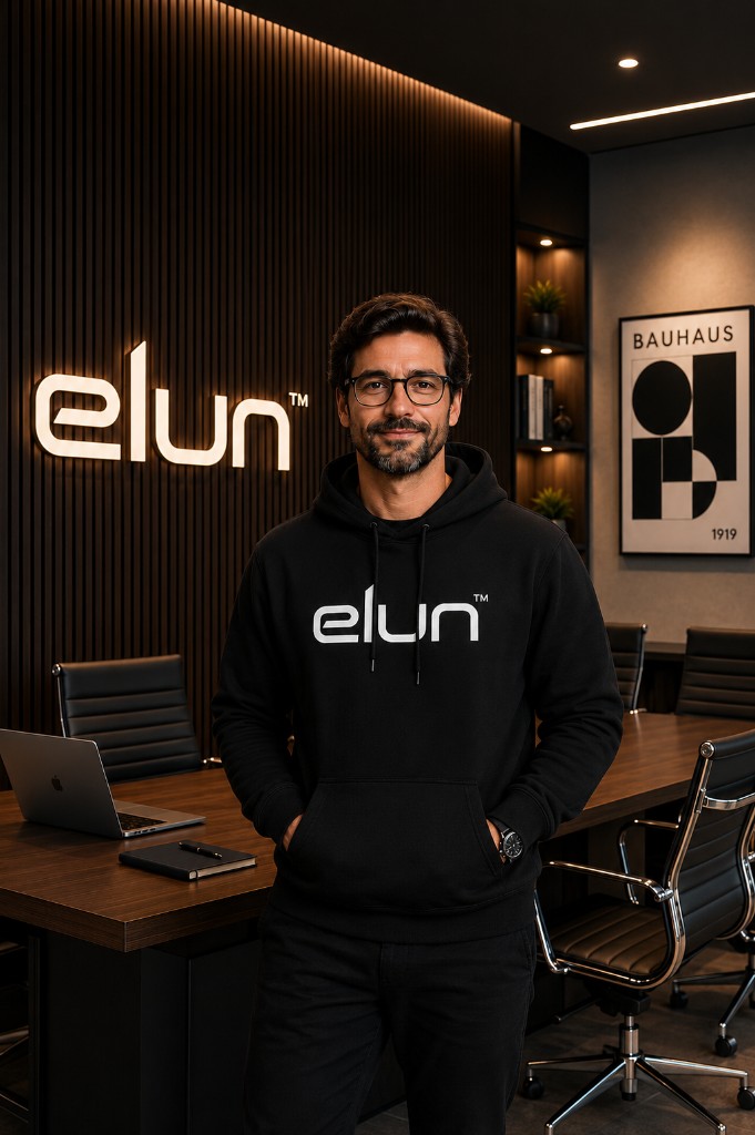Profissional Elun no escritório — consultoria de tecnologia, software e engenharia aplicada ao negócio